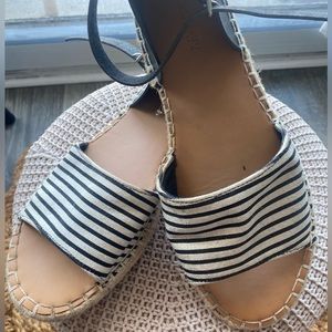 Old Navy Black & White sandals- Size 8